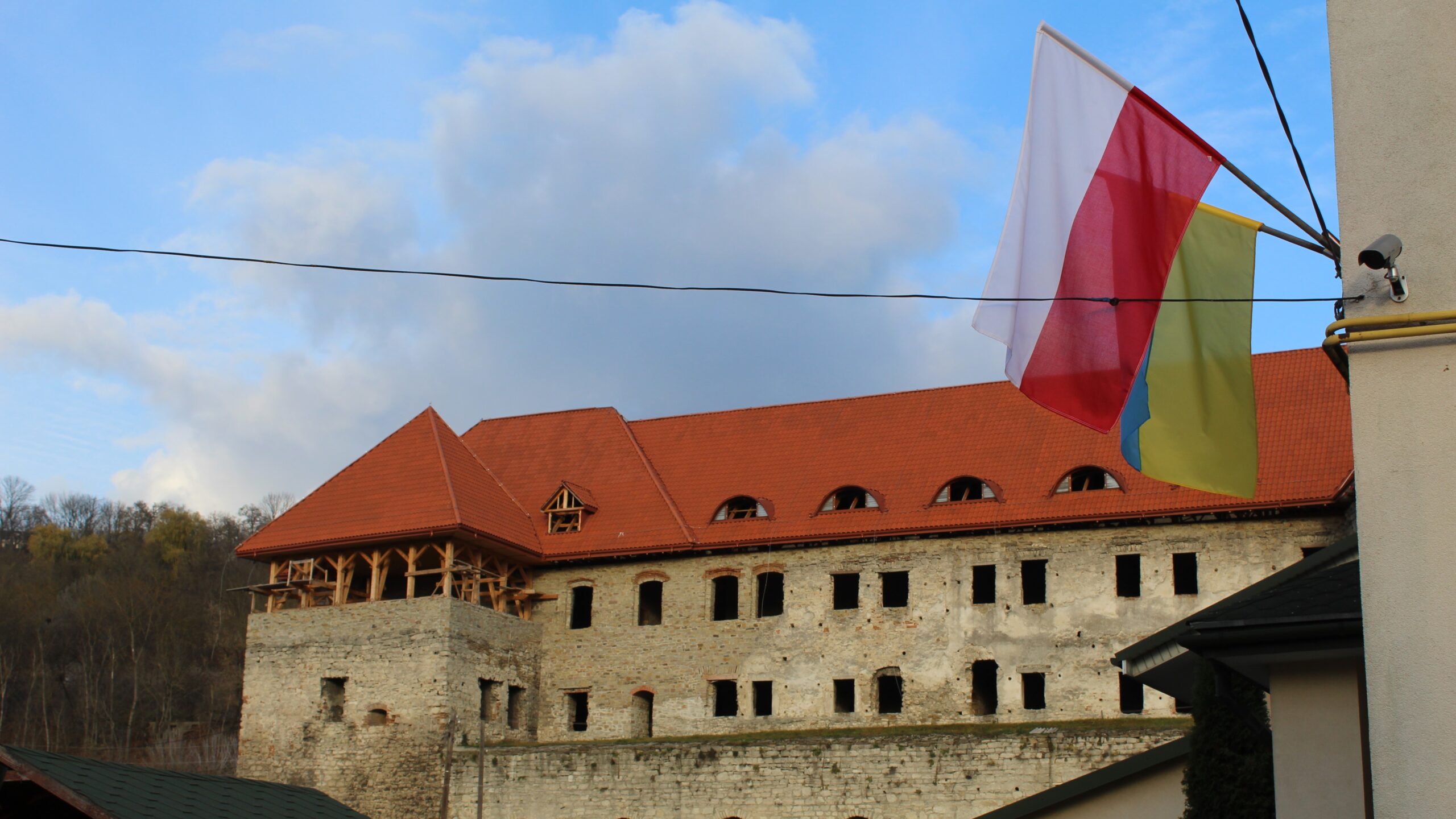 Flagi na Klasztorze Zgromadzenia Sióstr św. Dominika w Czortkowie foto Katarzyna Kogut