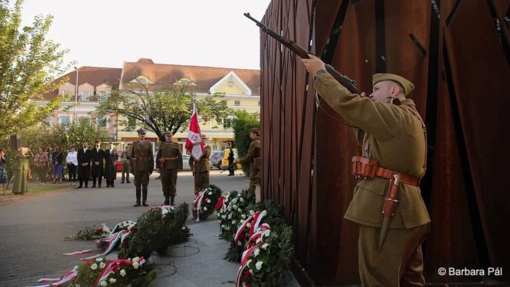 Pomnik Katyński znajduje się w Óbudzie w parku Męczenników Katynia (Katinyi mártírok parkja).