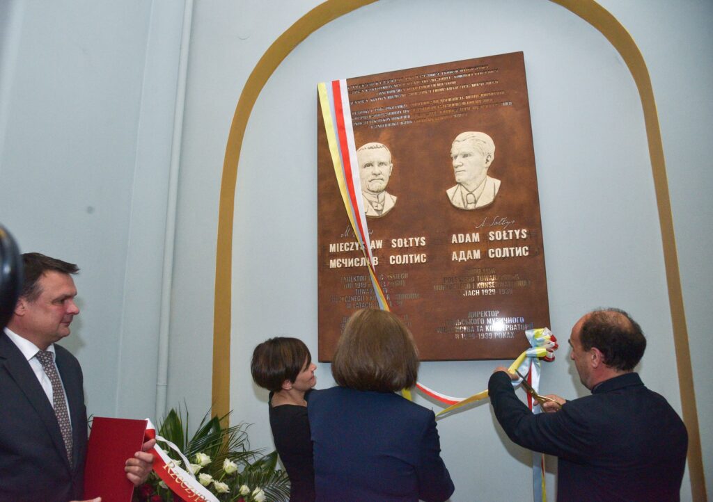 Odsonięcie tablicy przez Konsul Generalny RP we Lwowie Elizę Dzwonkiewicz, dyrektora lwowskiej filharmonii Wołodymyra Sywochipa oraz Marię Sołtys. zdj. Konsulat Generalny