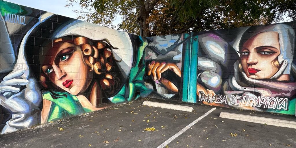 Mural Tamary Łempickiej w Austin. Źródło: https://x.com/PLinHouston/status/1731809280867606860/photo/2