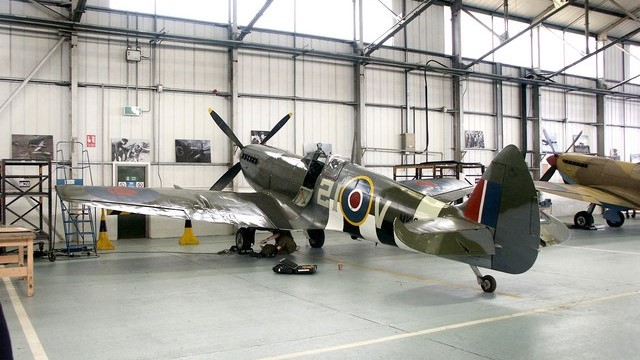 Spitfire Mk IX MK356w hangarze upamiętniającym bitwę o Anglię