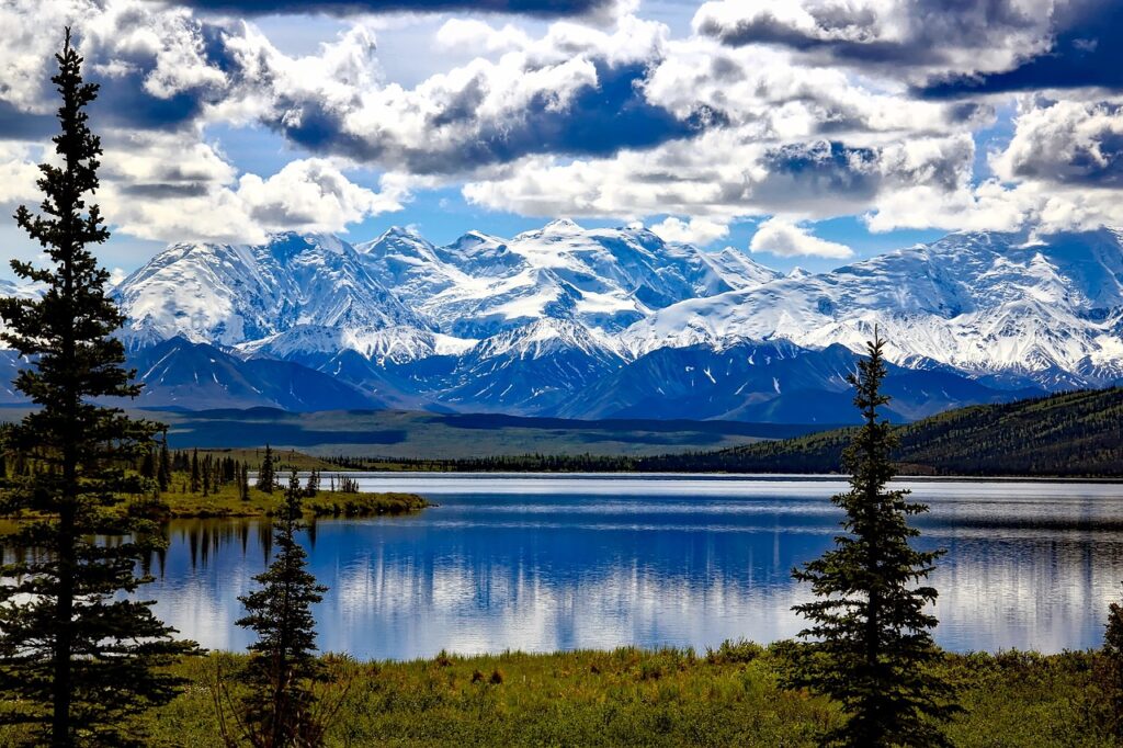 Krajobraz Alaski, Park Narodowy Denali. Źródło: https://pixabay.com/pl/photos/park-narodowy-denali-alaska-niebo-1733313/