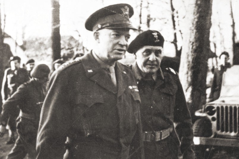 Gen. Stanisław Maczek (po prawej) towarzyszy gen. Dwightowi Eisenhowerowi podczas wizytacji oddziałów 1 Dywizji Pancernej, Holandia 1944. Źródło: domena publiczna