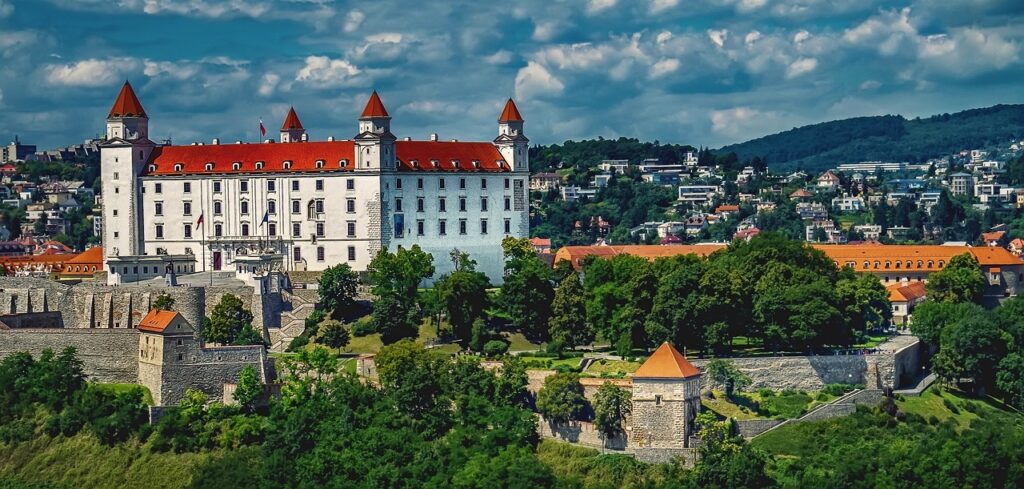 Panorama Bratysławy. Źródło: https://pixabay.com/pl/photos/bratys%C5%82awa-s%C5%82owacja-stolica-1905408/