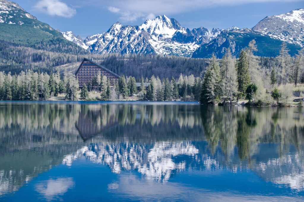 Widok na Szczyrbskie Pleso. Źródło: https://pixabay.com/pl/photos/szczyrbski-pleso-wysokie-tatry-3231856/