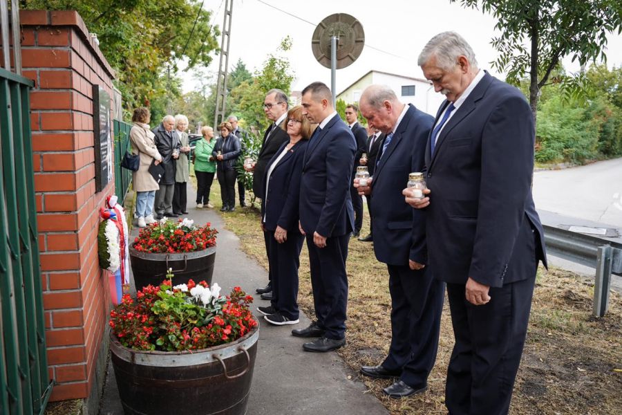 Samorząd XXI dzielnicy Budapesztu. Źródło: https://www.polonia.hu/index.php/pl/artykul/12285-upami-tnienie-77-rocznicy-urodzin-b-ks-jerzego-popie-uszko