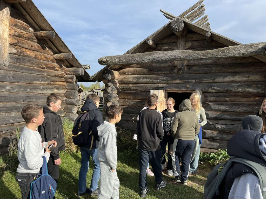 Częścią Muzeum są zrekonstruowane chaty. Źródło: https://www.slovackio.vilniausr.lm.lt/?p=30570&lang=pl