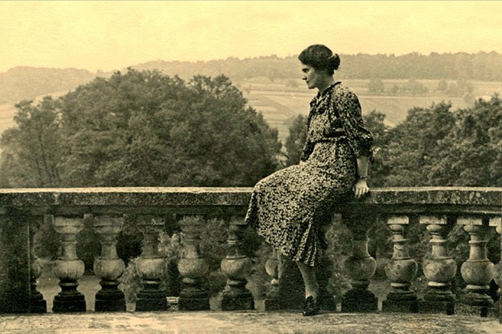 Karolina Lanckorońska na tarasie pałacu w Rozdole koło Stanisławowa, obecnie Ukraina, 1938 r., fot. AN PAN i PAU, sygn. KIII-150, j. 329, źródło: Karolina Lanckorońska na tarasie pałacu w Rozdole koło Stanisławowa, obecnie Ukraina, 1938 r. Fot. Archiwum Nauki PAN i PAU, sygn. KIII-150, j. 329.