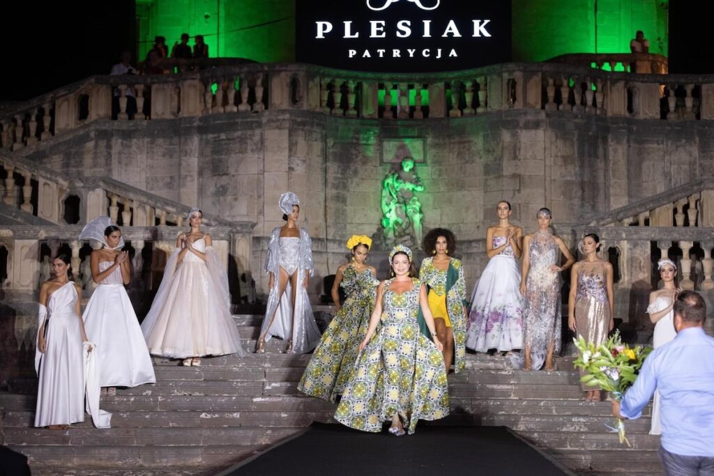 Kolekcja Patrycji Plesiak. Źródło: https://www.polacchiinitalia.it/polskie-projektantki-podbily-sycylie-triumf-elegancji-i-innowacji-na-international-fashion-week/