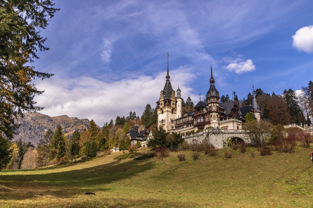 Pałac Peles w miejscowości Sinaia. Źródło: https://pixabay.com/pl/photos/zamek-peelingi-rumunia-kolej-g%C3%B3ry-3781708/