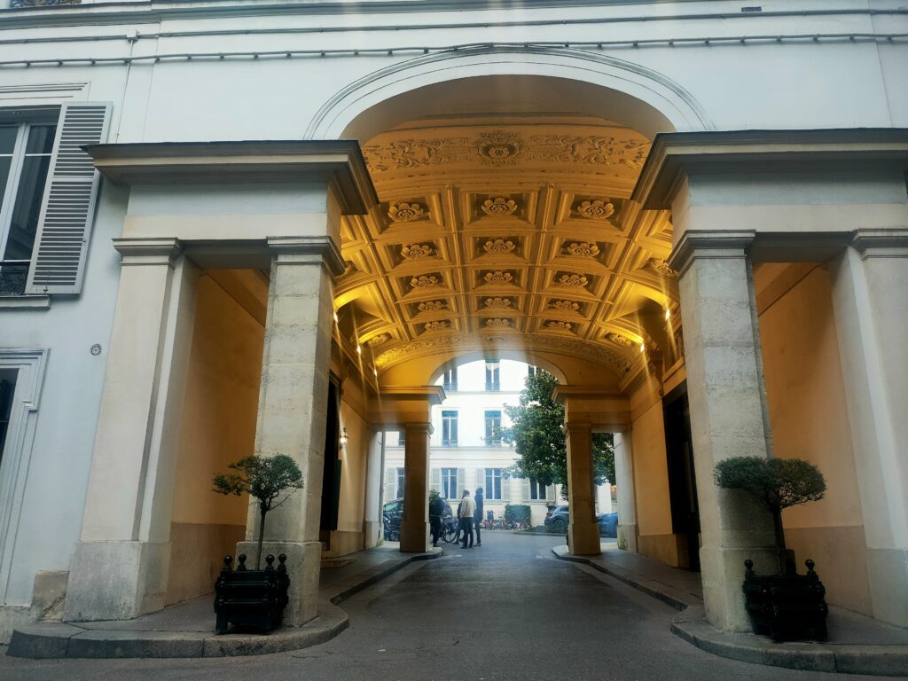 Wejście na dziedziniec, gdzie mieszkał Chopin przy Square d’Orleans 9. Fot. Honorata Konon