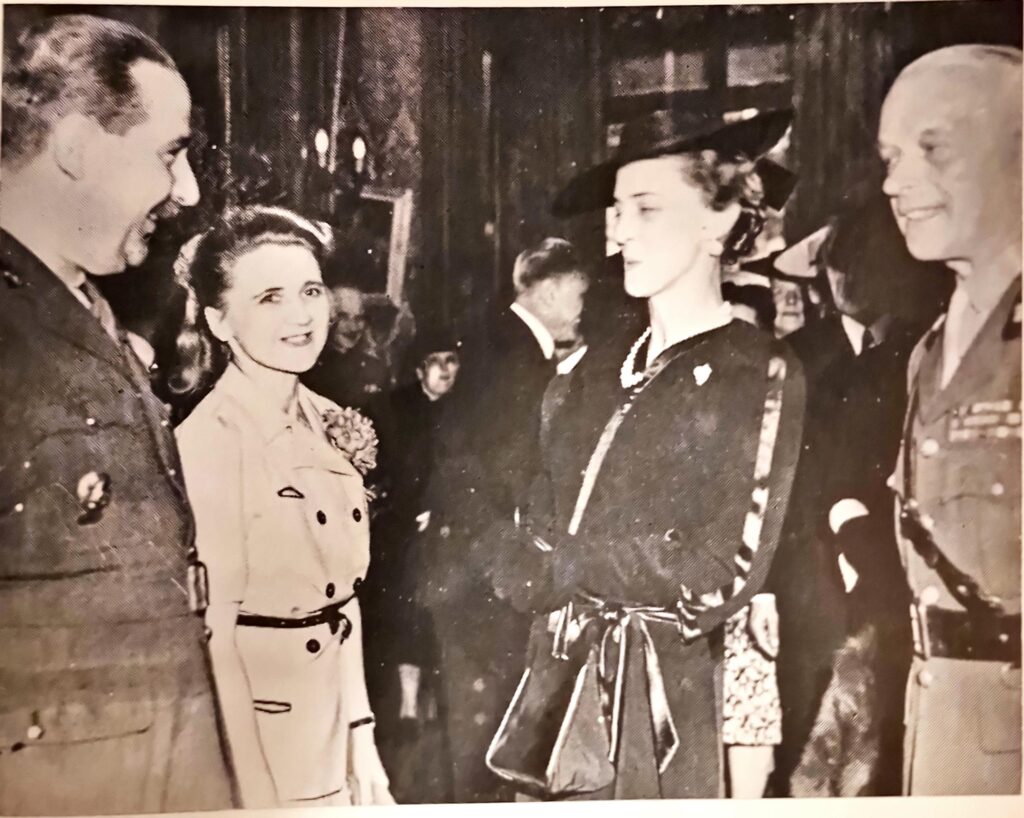 Księżna Kentu i generał Regulski w czasie balu w Ognisku Polskim. Fotogafia pochodzi z 1943 roku. Źródło: Milker A., "25 lat Ogniska Polskiego w Londynie", Londyn 1965.