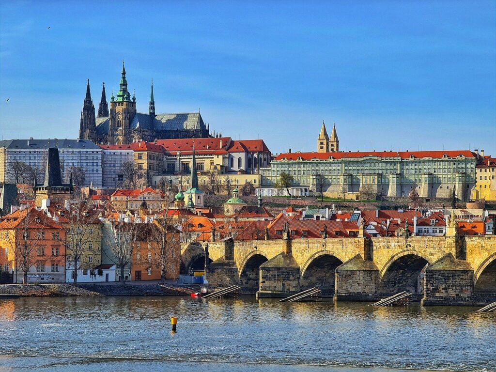 Widok na Most Karola i Hradczany. Źródło: pixabay.