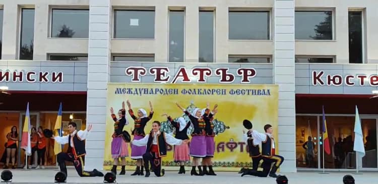 Zespół taneczny na  festiwalu Teatr w Bułgarii