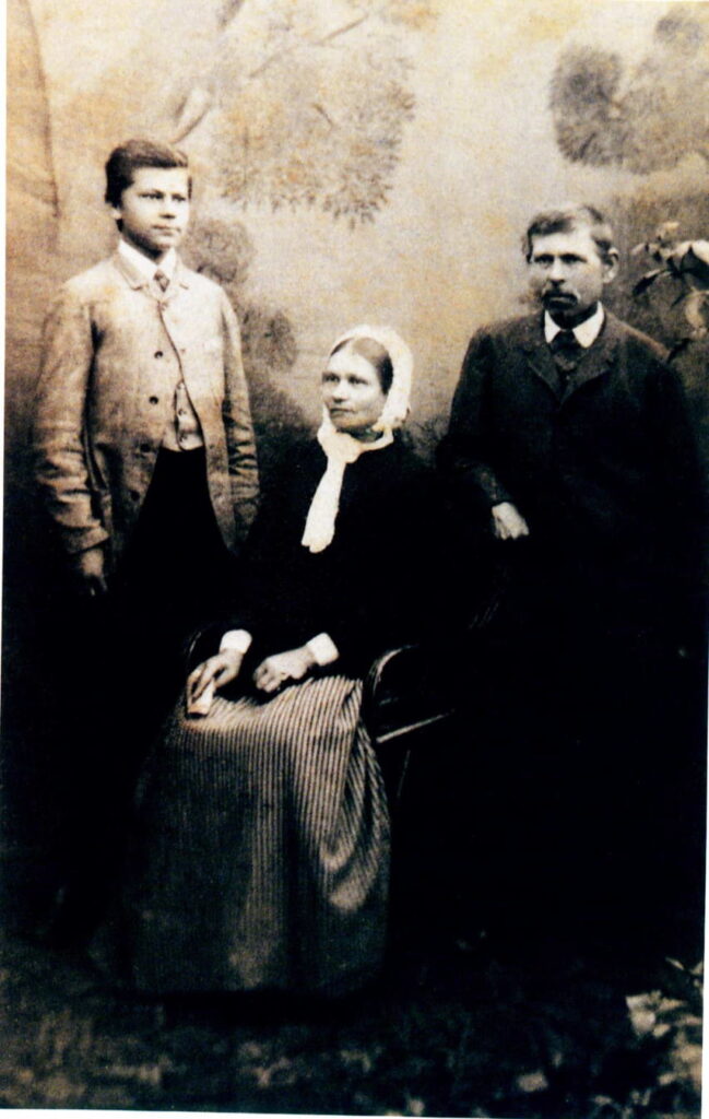 Młody Jan Szczepanik z wujostwem. Źródło: Pragłowska A., Obrazy i barwy: O wynalazkach i życiu Jana Szczepanika, Tarnów 2012.