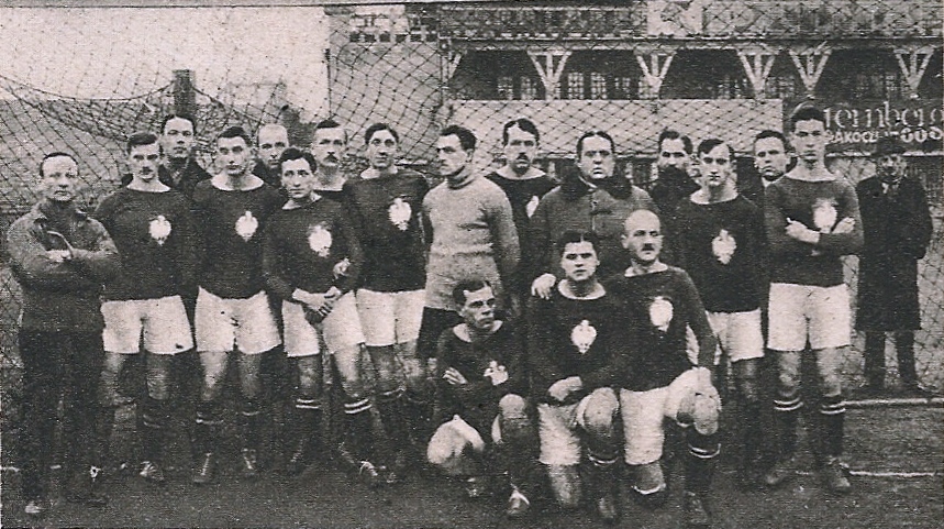 Reprezentacja Polski wraz z trenerem Imre Pozsonym na chwilę przed meczem. Źródło: See page for author, Public domain, via Wikimedia Commons