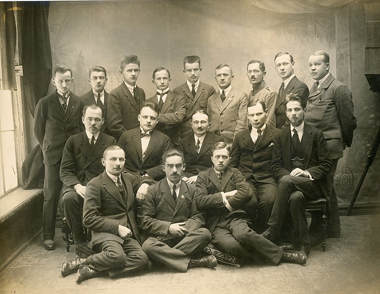 Zjazd Kierownictwa Towarzystwa Straży Kresowej 2 września 1921 w Warszawie. W drugim rzędzie w środku: Stanisław Rondomański. W tylnym rzędzie po prawej stronie jest Stefan Mydlarz. Źródło: Private collectioninstitution QS:P195,Q768717, Public domain, via Wikimedia Commons