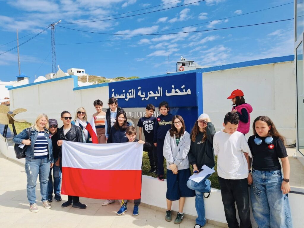 Uczniowie Szkoły Polskiej przy Ambasadzie RP w Tunisie. Źródło: https://www.facebook.com/photo/?fbid=1097252099116152&set=pcb.1097254032449292