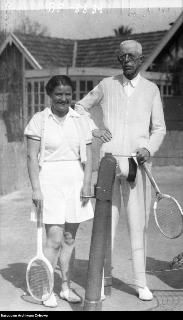 Jadwiga Jędrzejowska w czasie meczu z królem Szwecji Gustawem V. Źródło: Źródło: Narodowe Archiwum Cyfrowe , sygn. 3/1/0/14/3125a, https://www.szukajwarchiwach.gov.pl/jednostka/-/jednostka/5926832/obiekty/382294#opis_obiektu [dostęp na 29.05.2025].