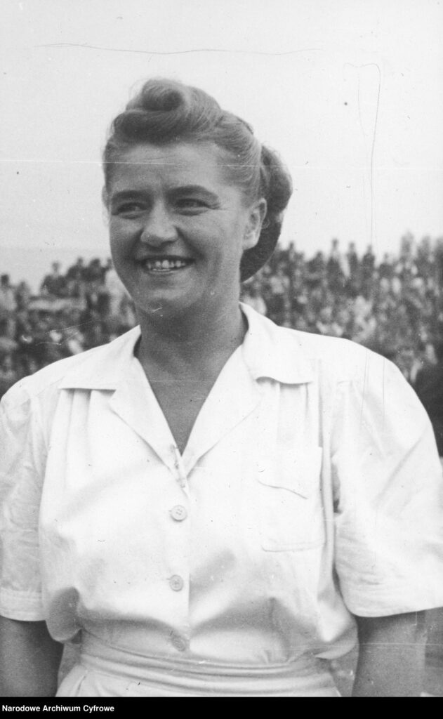 Zdjęcie 4: Jadwiga Jędrzejowska znów na korcie. Zdjęcie wykonano w latach 1946-1948. Źródło: Narodowe Archiwum Cyfrowe , sygn. 3/3/0/1/74, https://www.szukajwarchiwach.gov.pl/jednostka/-/jednostka/9738572, [dostęp na 29.05.2025]