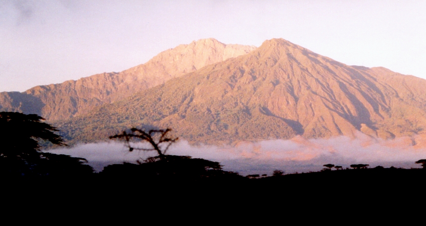 Wulkan Meru. Źródło: Autorstwa User:Toksave - contributed by the photographer, CC BY-SA 3.0, https://commons.wikimedia.org/w/index.php?curid=65862