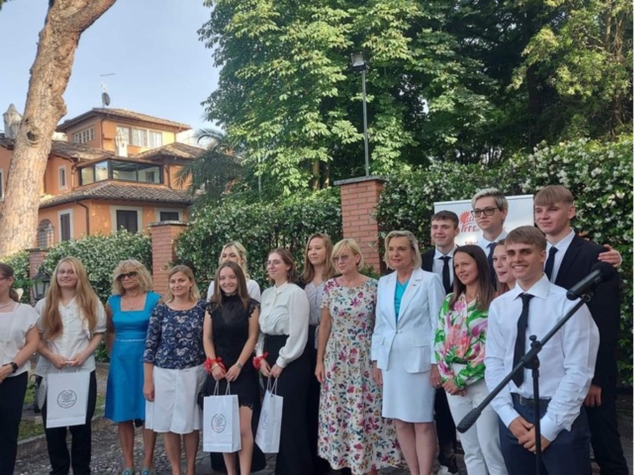 Pani Dyrektor Czajczyńska wraz z polskimi uczniami
