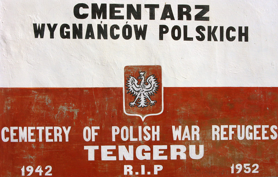 Tablica na polskim cmentarzy w Tenguru. Źródło: Autorstwa Cezary Tulin - Praca własna, CC BY-SA 4.0, https://commons.wikimedia.org/w/index.php?curid=42609448
