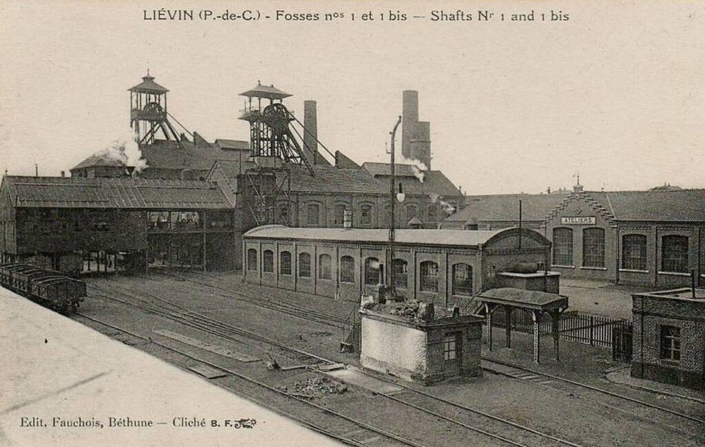 Szyb kopalni Lievin w okolicach 1910 roku. Źródło: By Unknown author - Carte postale ancienne, scannée et modifiée par JÄNNICK Jérémy., Public Domain, https://commons.wikimedia.org/w/index.php?curid=13658961