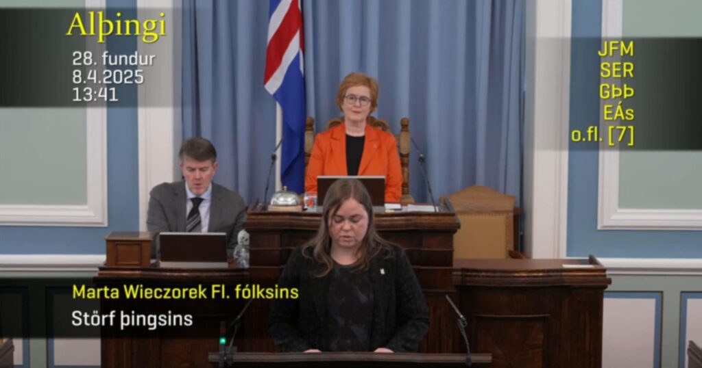 Marta Wieczorek przemawia w Alþingi. Źródło: z prywatnych zbiorów Marty Wieczorek