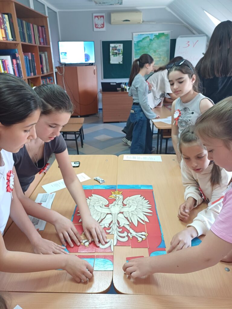 Dzieci w polskiej szkole w Mołdawii układają polskie godło