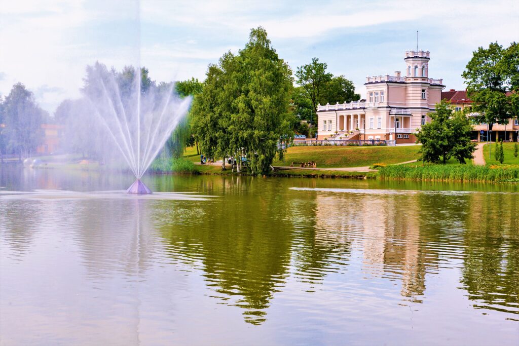 Park wraz z jeziorem. Wizytówka dzisiejszych Druskienik. Źródło: Juliux, CC BY-SA 3.0 , via Wikimedia Commons/.