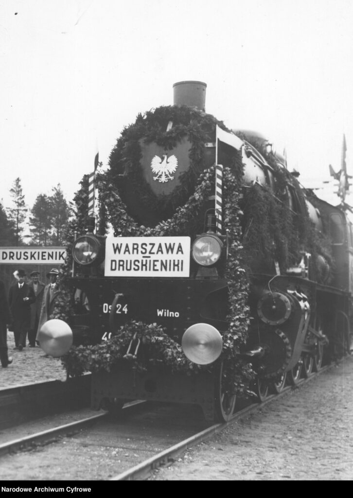 Otwarcie linii kolejowej Porzecze – Druskieniki. Źródło: Źródło: Narodowe Archiwum Cyfrowe , sygn. 3/1/0/8/3131, https://www.szukajwarchiwach.gov.pl/jednostka/-/jednostka/5984543 [dostęp na 05.06.2025]