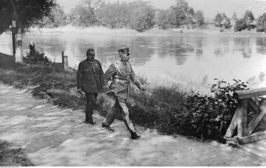 Józef Piłsudski w towarzystwie płk. Marcina Woyczyńskiego przy mostku na Rotniczance w drodze do willi „na Pogance” w 1929. Źródło: National Digital Archives, Public domain, via Wikimedia Commons