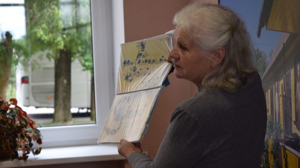 Danuta Krepsztul-Mołoczko z pracą swojej siostry