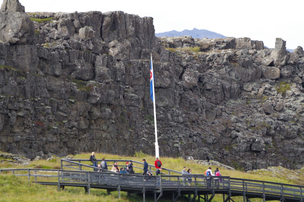 Alþingi, najstarszy parlament na świecie, założony w 930 roku w Þingvellir. Było to pierwsze zgromadzenie narodowe, które zebrało się na Islandii i odegrało kluczową rolę w kształtowaniu islandzkiego prawa i kultury.